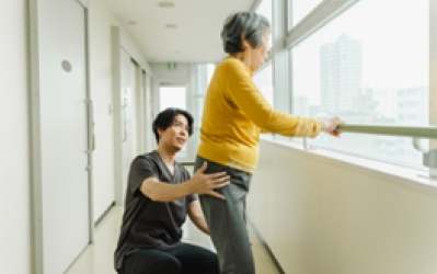 高齢者のリハビリをサポートするスタッフ 