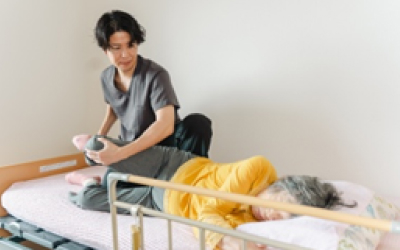 自宅で訪問施術をするスタッフ 