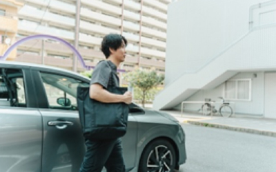 車に乗り込むスタッフ 